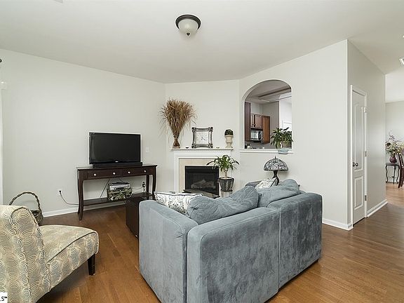 3rd image of 123 Pine Walk Dr