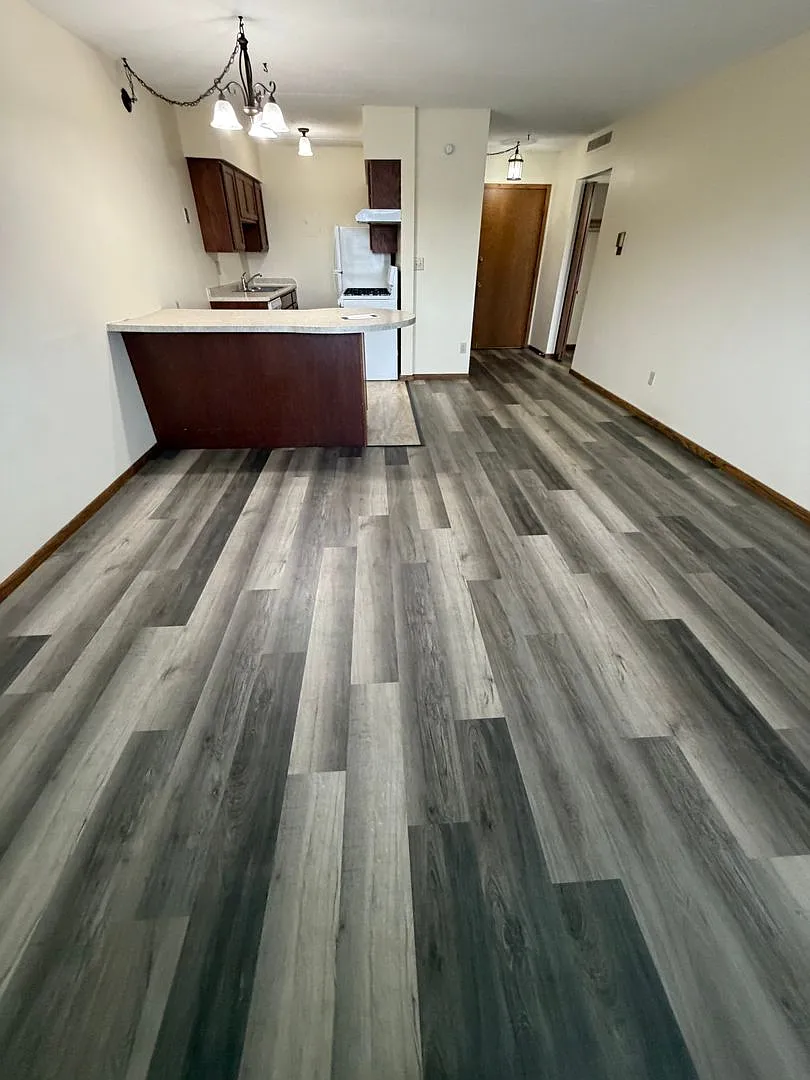Eastwood Manor Apartments — Photo 2