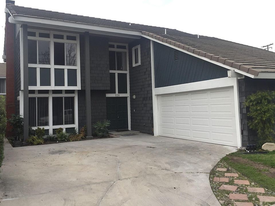 Front of building (apartment 1). Walk along side to arrive at apartment 4.