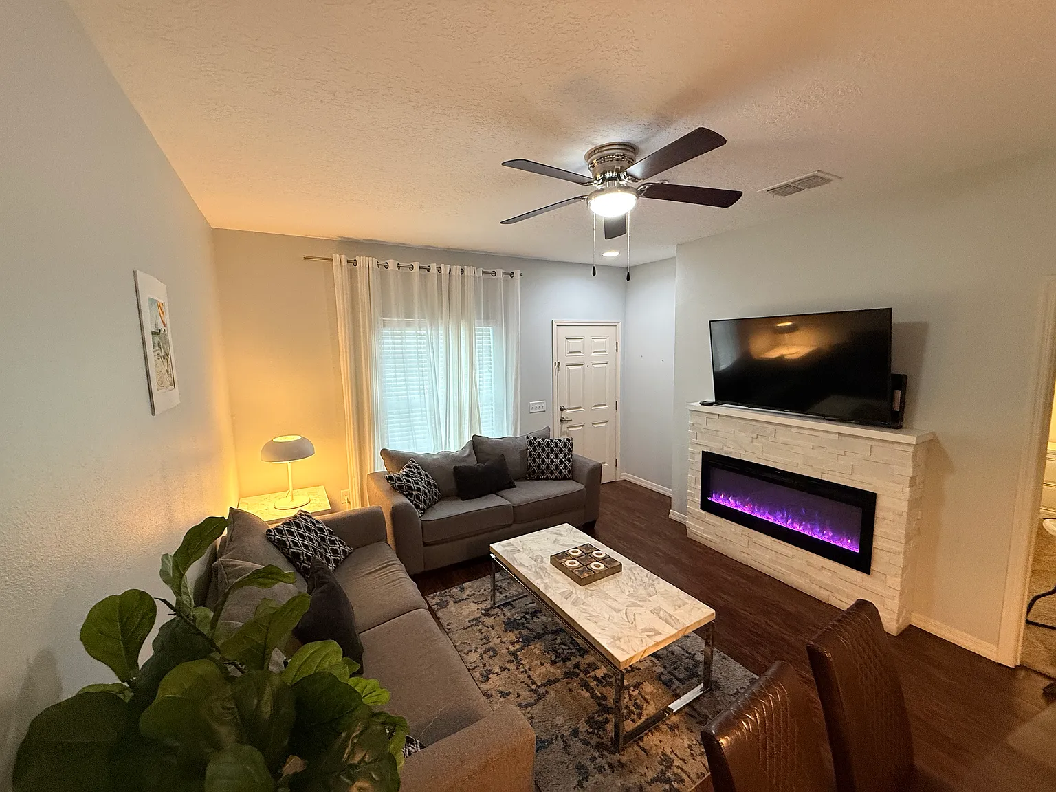 3 bed, 1300 sqft, $2,200 — Photo 2
