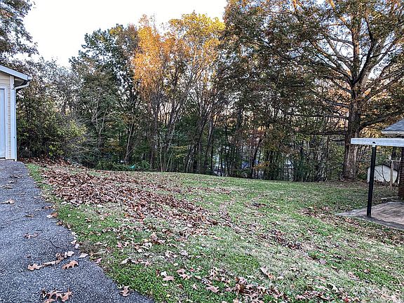 4th image of 1107 Hilltop Dr