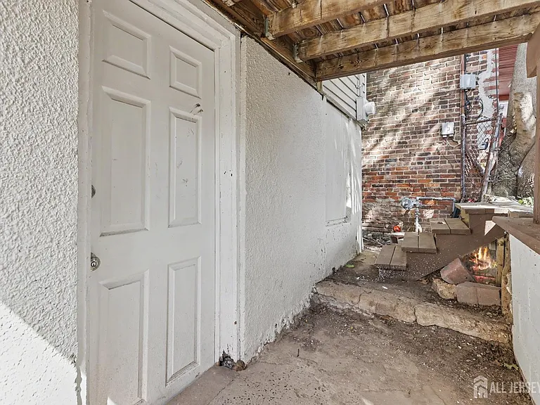 181 Hale St — Photo 25