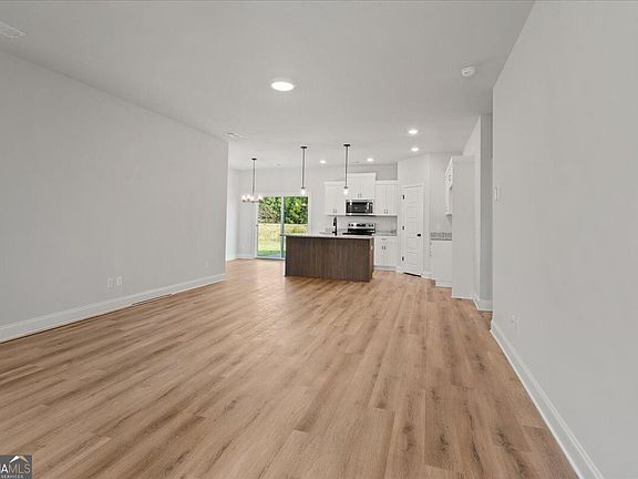 5th image of 110 Susan Dr