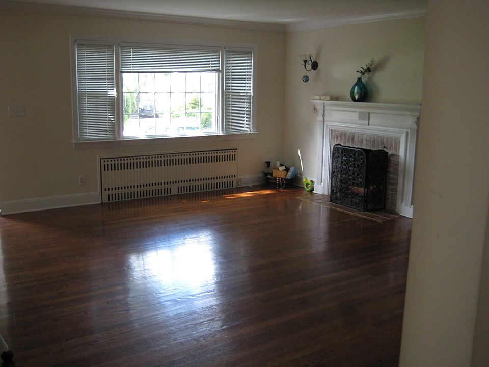 2nd image of 114 Woodbridge Ave