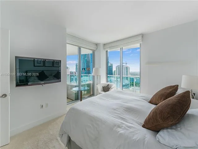 4 bed, 4.5 bath, $20,000 — Photo 2