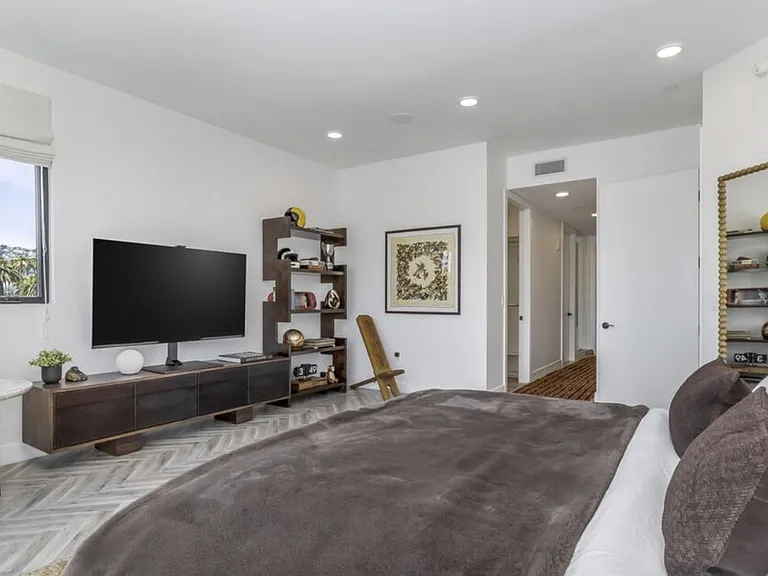 137 N Doheny Dr #2 — Photo 25