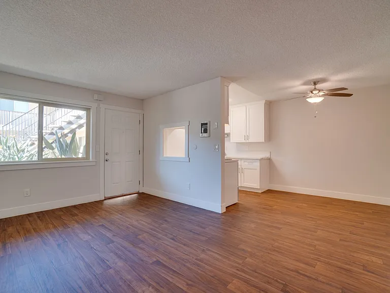 Cambridge Apartments — Photo 32
