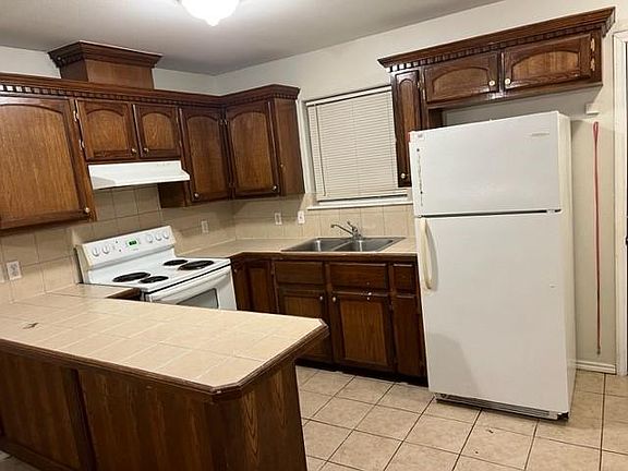 Kitchen comes with refrigerator and stove