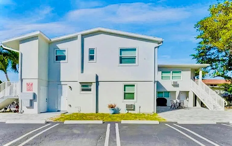 906 N Riverside Dr #1-9 — Photo 15
