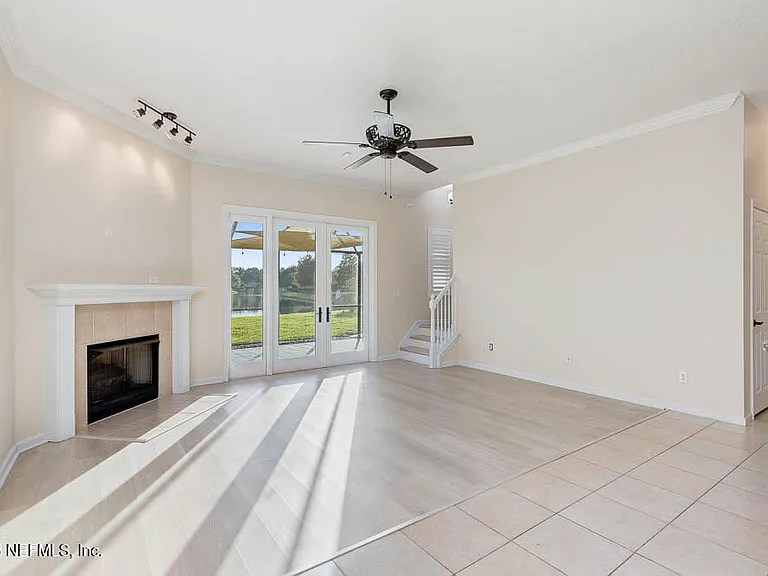 813 W American Eagle Dr — Photo 11
