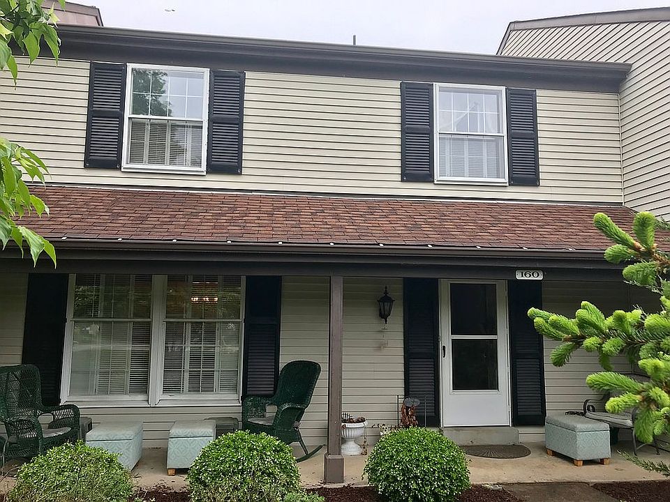 Front w Great covered porch 