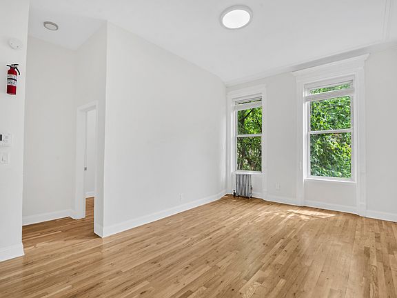 4th image of 12 W 122nd St #2B
