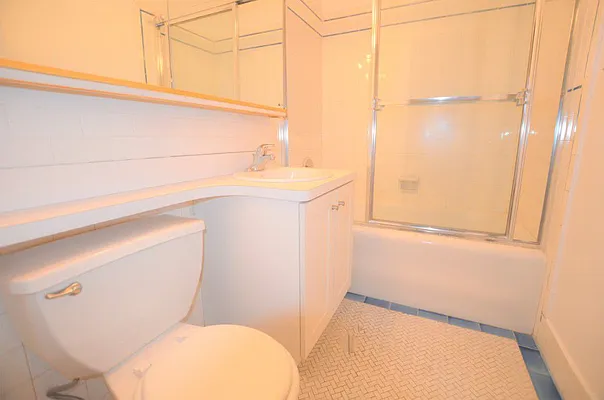 Rented by Manhattan Realty Group | media 10