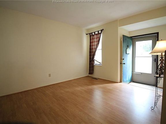 3rd image of 784 Gordon Dr