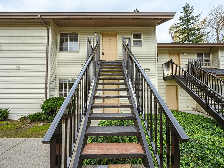 3206 W Maplewood Ave — Photo 2