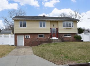 10 Bea Ave, Ronkonkoma, NY 11779
