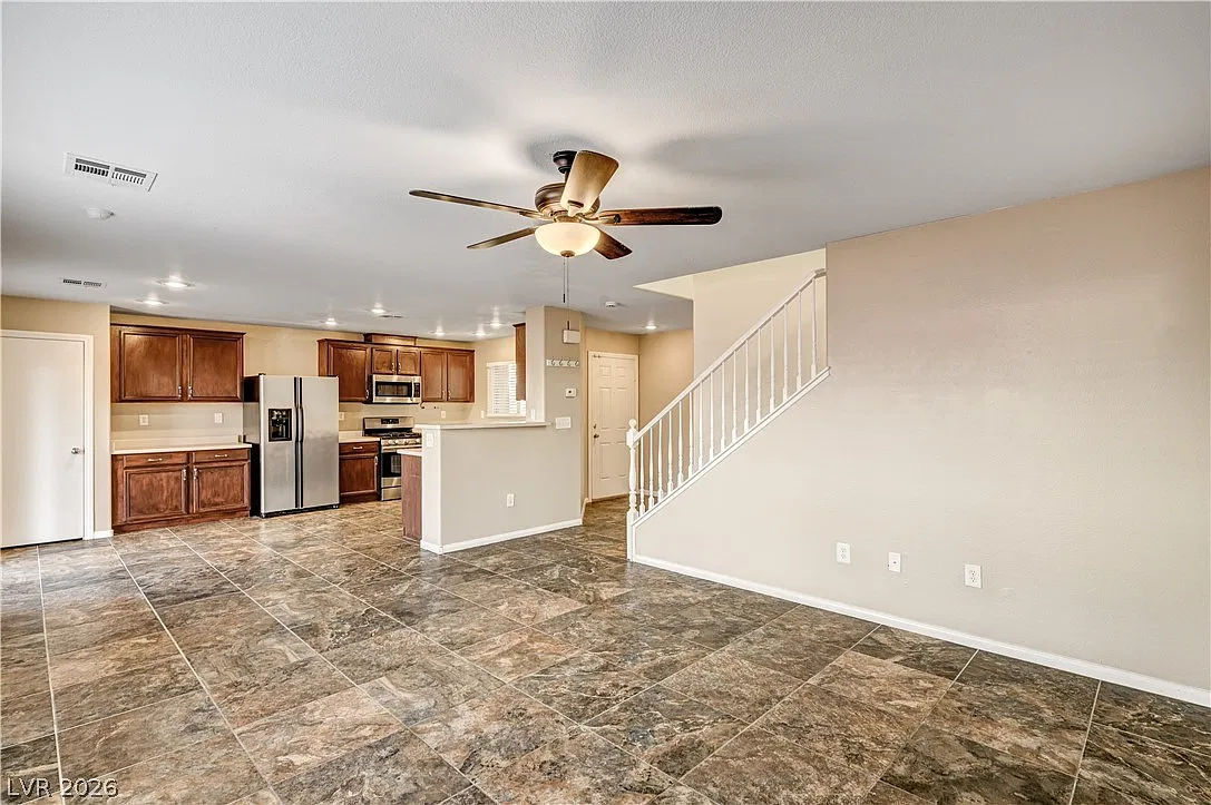 3 bed, 2.5 bath, 1751 sqft, $2,240 — Photo 2