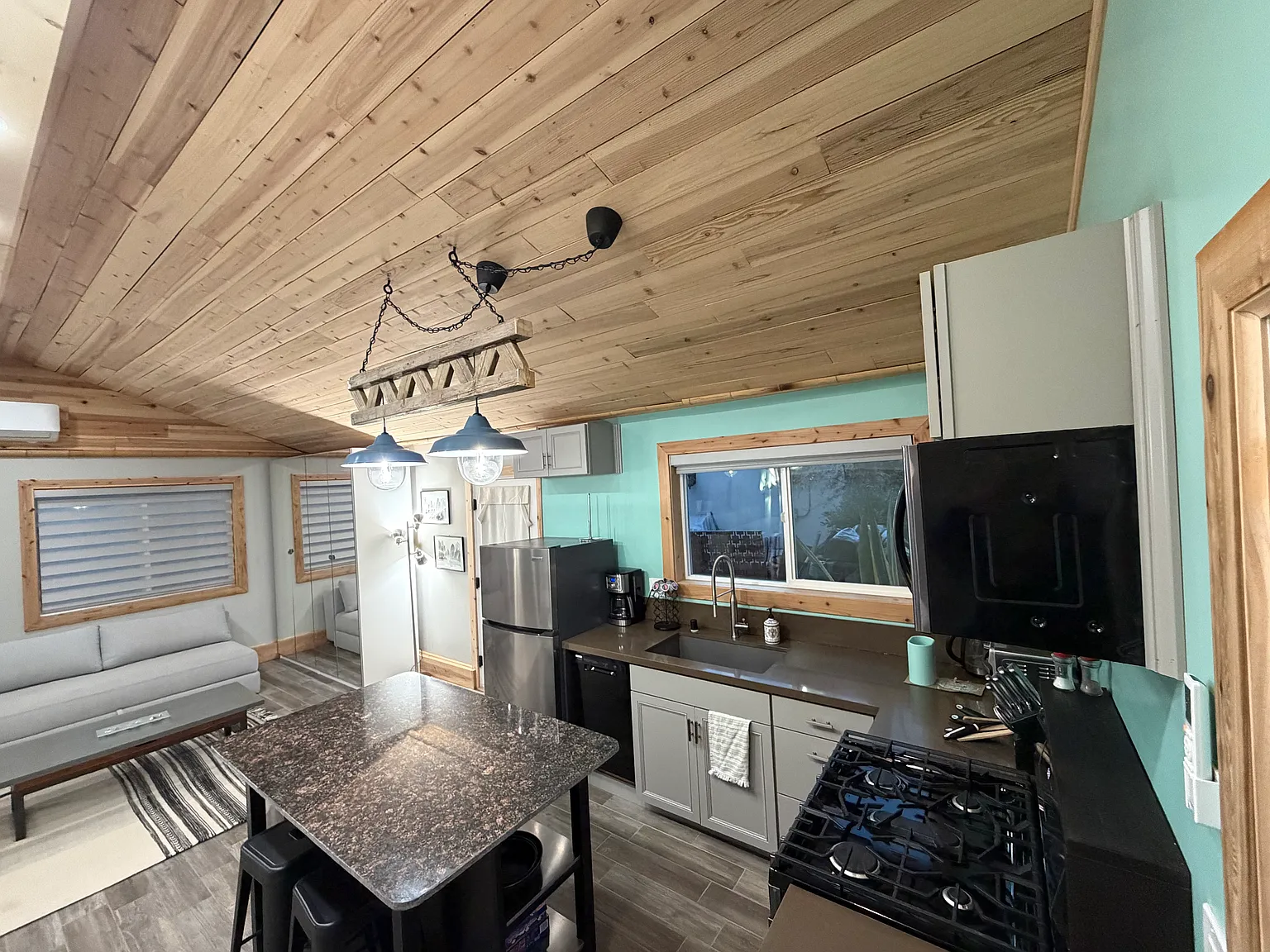 Studio, 600 sqft, $2,350 — Photo 3