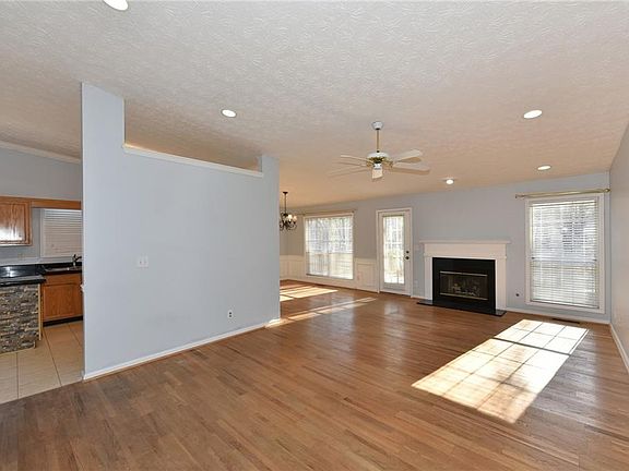 5th image of 615 Clearwater Pl