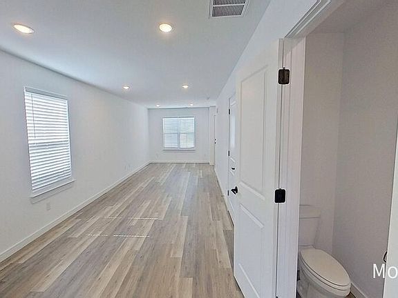 4th image of 275 Vanderbilt Rd