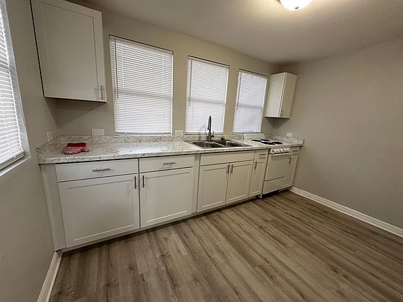 5th image of 704 W 1st St
