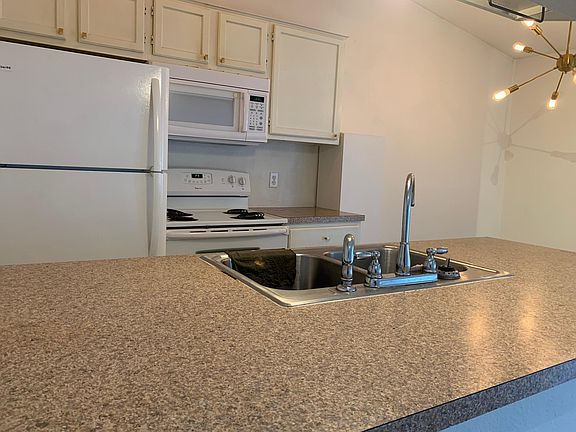 4th image of 2710 S 1st St APT 201