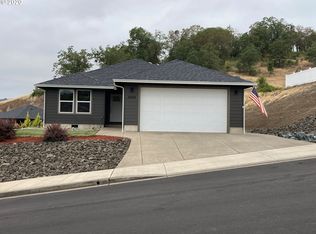 2060 NE Sunset St, Roseburg, OR 97470