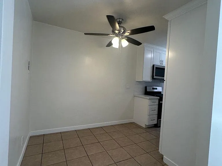 Sepulveda Apartments — Photo 40