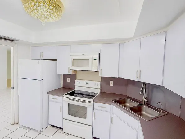 1739 Embassy Dr APT 202, West Palm Beach, FL 33401
