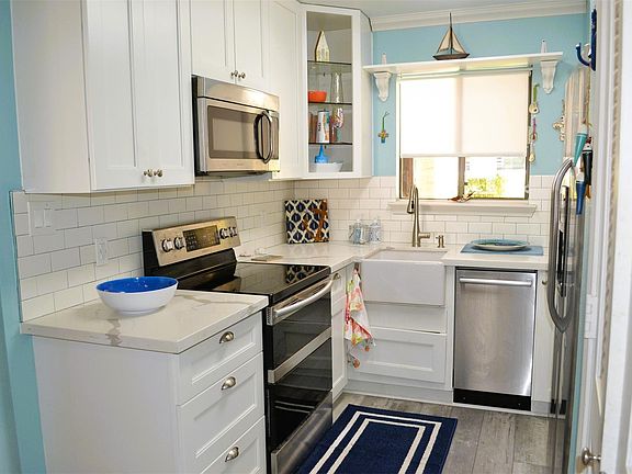 5th image of 102 Lakeview Ter #D