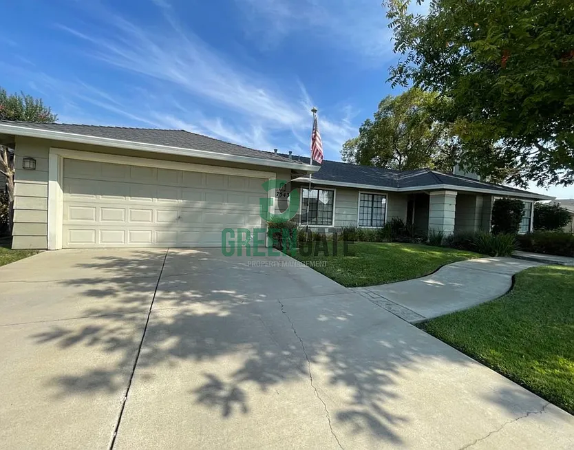 Make This Beautiful Home Yours Today! 3 Bedroom, 2 Bathroom! — Photo 3