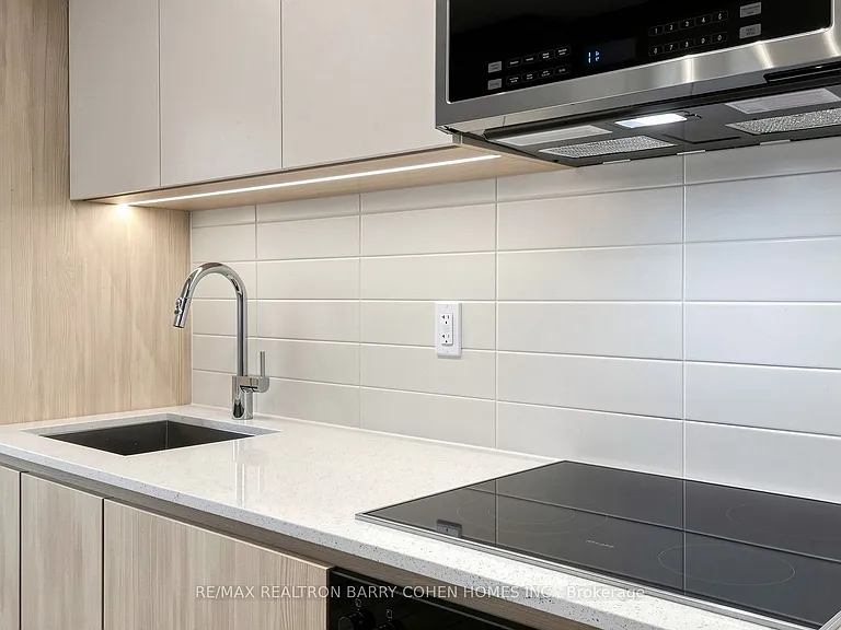 400 King St W #823 — Photo 18