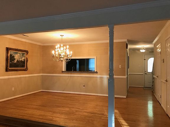 DINING ROOM/ENTRANCE HALLWAY