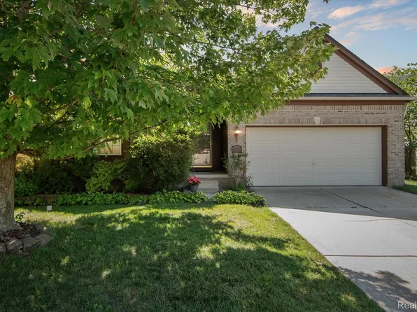7160 Warwick Dr, Ypsilanti, MI 48197
