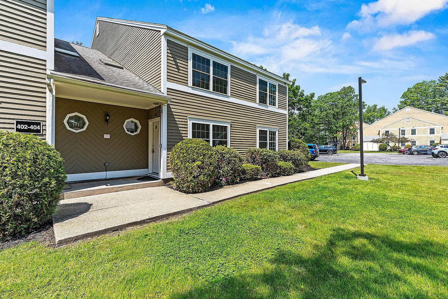 3 bed, 2.5 bath, 2200 sqft, $3,300 — Photo 2