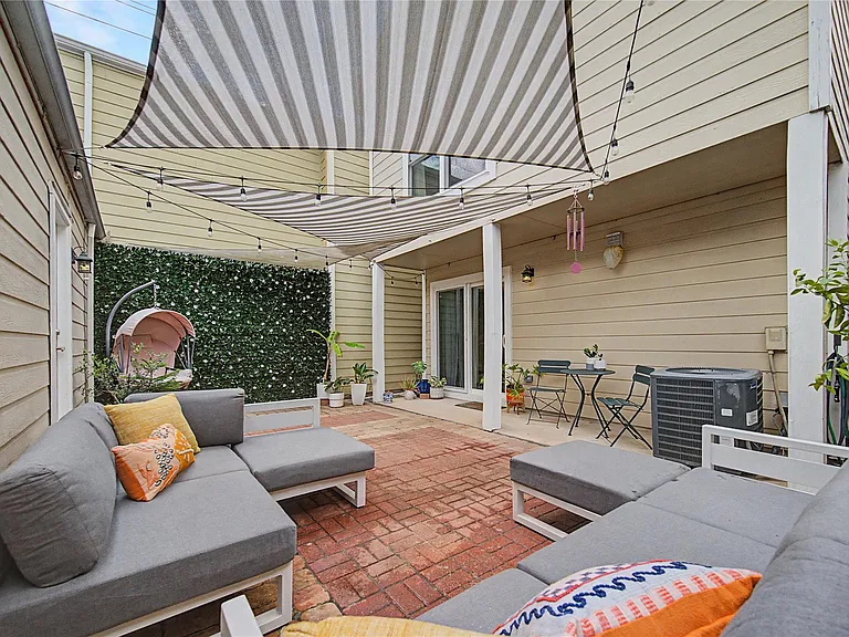 1104 Buckner St — Photo 34