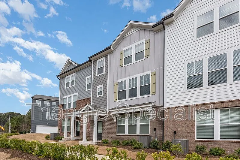 3 bed, 2.5 bath, 2532 sqft, $2,650 — Photo 3