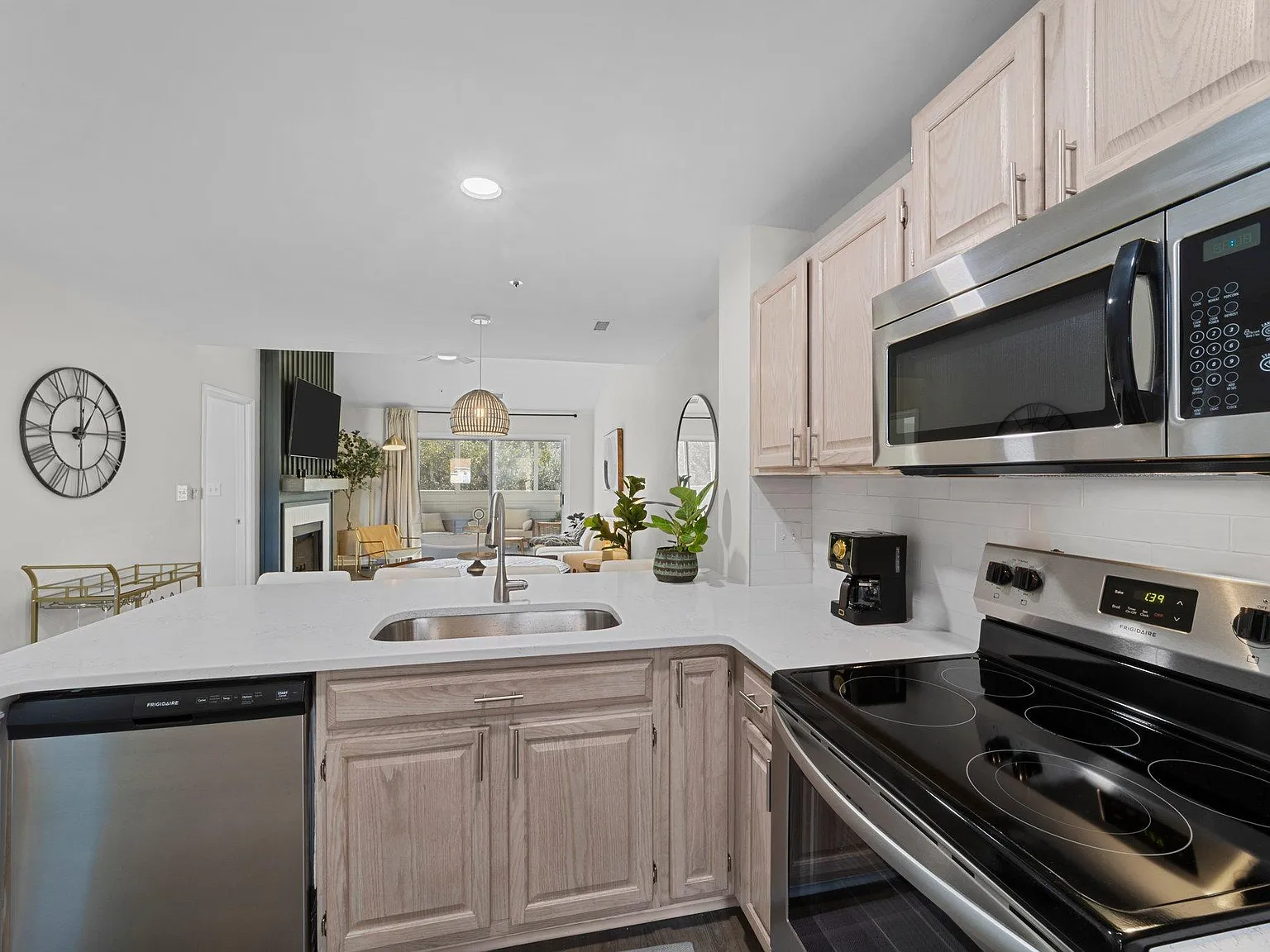 2 bed, 960 sqft, $3,500 — Photo 4