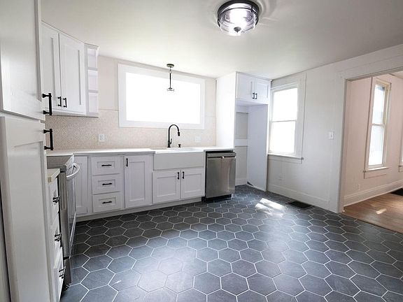 3rd image of 909 S Broadway St