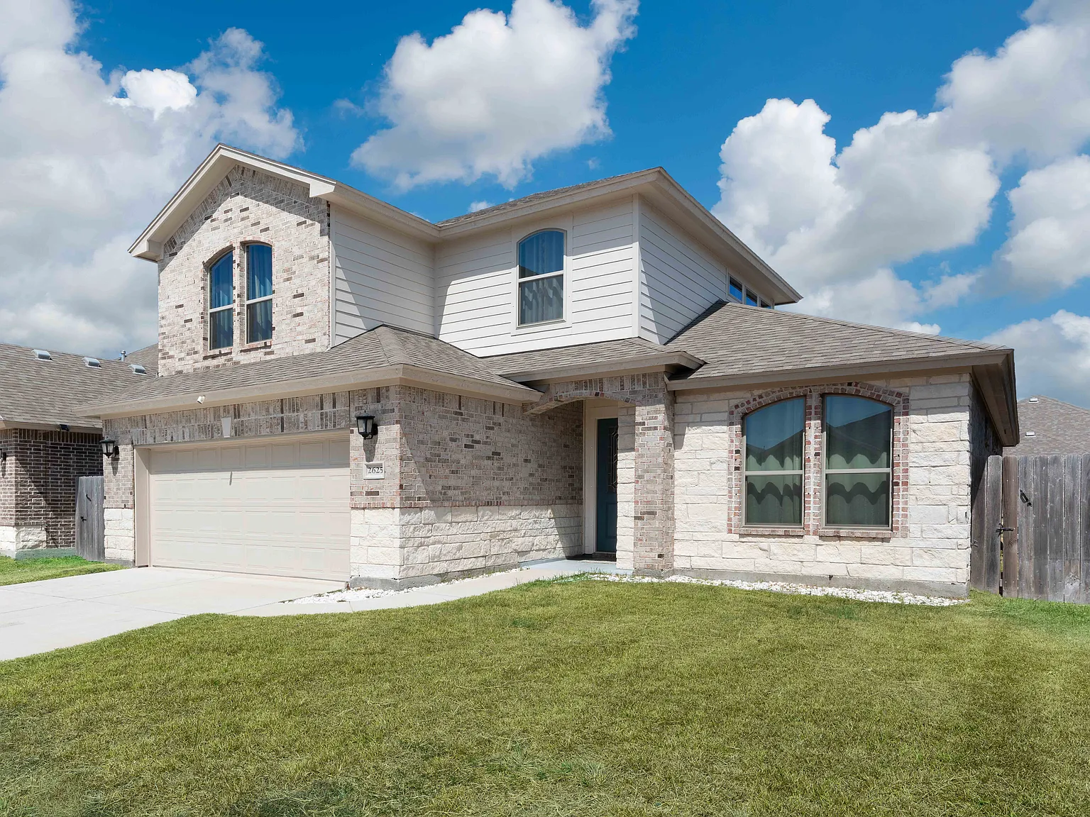 4 bed, 2352 sqft, $3,000 — Photo 3