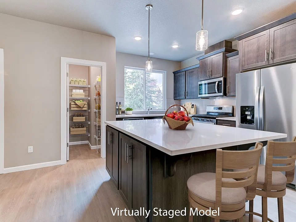 Beautiful Home! 3 Bedrooms with En suite Baths! End Unit!