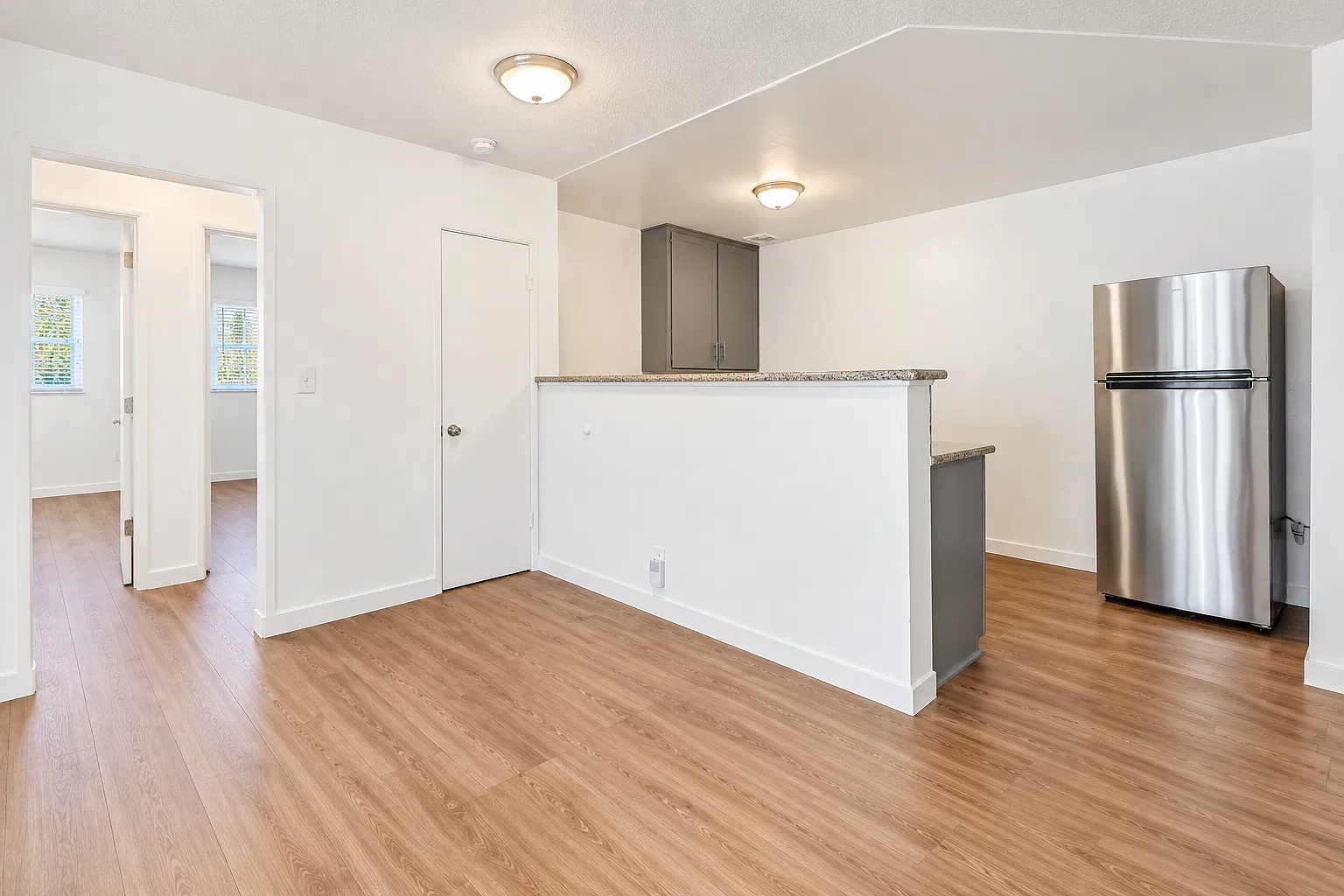 Quiet Jefferson Park Apartments Spacious, Secure & Centrally Located — Photo 1