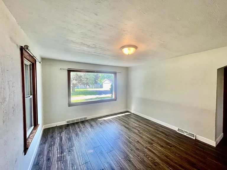 1032 N Rapids Rd — Photo 7