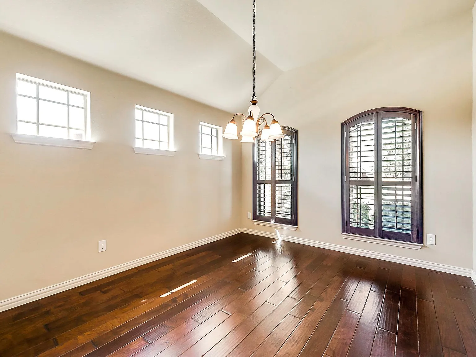 3 bed, 2.5 bath, 2342 sqft, $2,350 — Photo 2