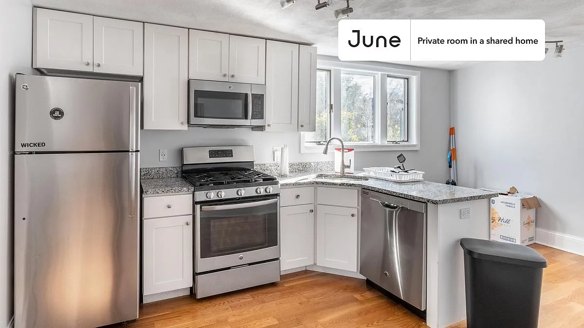 Queen bedroom in 4 bed/1.5 bath home in Somerville #1644 B — Photo 4