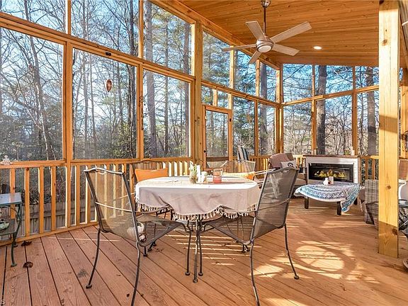 3rd image of 307 Little Berry Ln