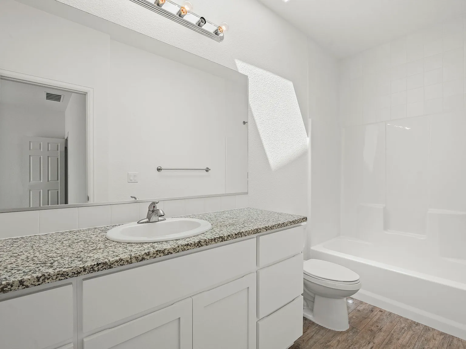 2 bed, 1200 sqft, $2,000 — Photo 4