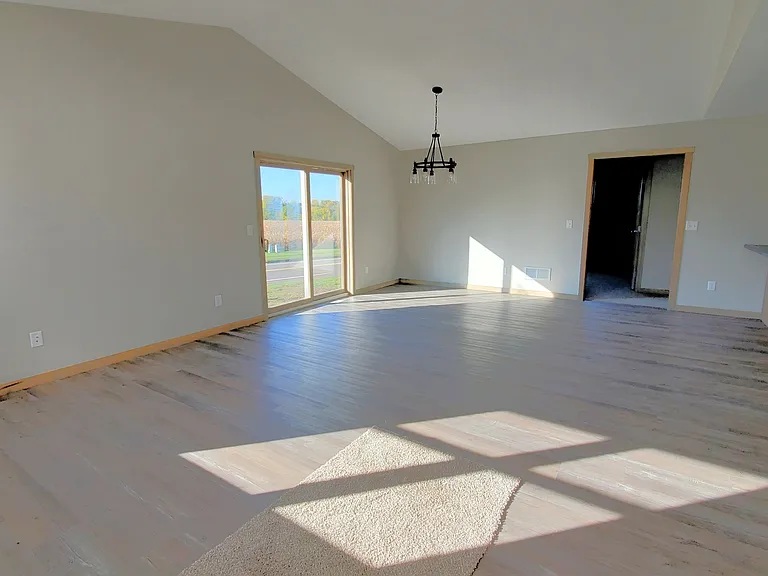 685 Heritage Ln — Photo 3