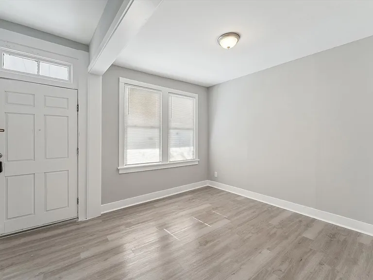 1020 W 37th St — Photo 2