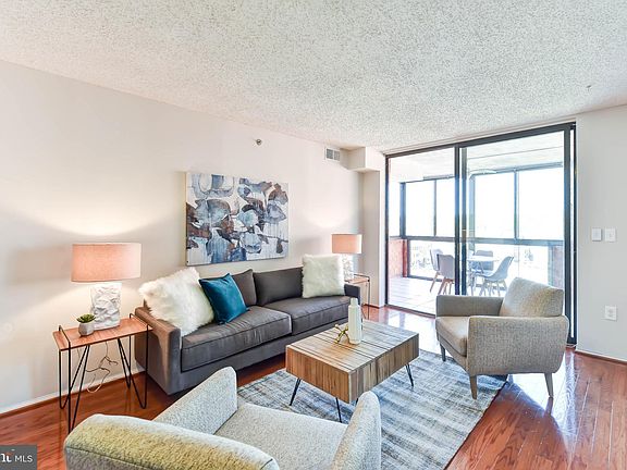 3rd image of 1001 N Vermont St APT 813
